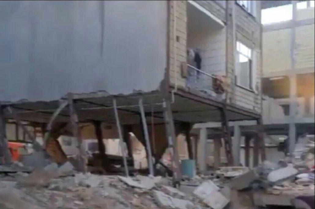 ساختمان در آستانه فروریزش با ستون بست دار - زلزله کرمانشاه - ۲۱ آبان ۱۳۹۶