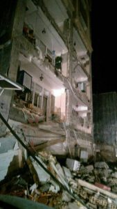 تخریب دیوارهای بالکن به دلیل عدم مهار و اتصال مناسب به دیوارهای کناری – زلزله کرمانشاه – ۲۱ آبان ۱۳۹۶