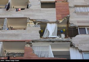 خرابی تیغه و دیوارهای پیرامونی غیر باربر به علت عدم مهار جانبی – زلزله کرمانشاه – ۲۱ آبان ۱۳۹۶